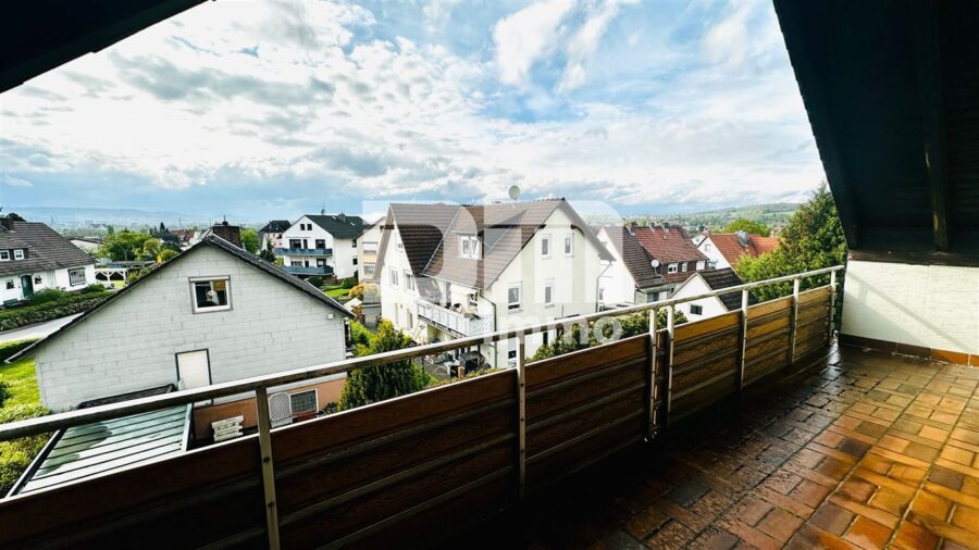 Dachgeschosswohnung mit Loggia + Stellplatz in gesuchter Lage mit Herkulesblick - Loggia Panorama / Herkulesblick